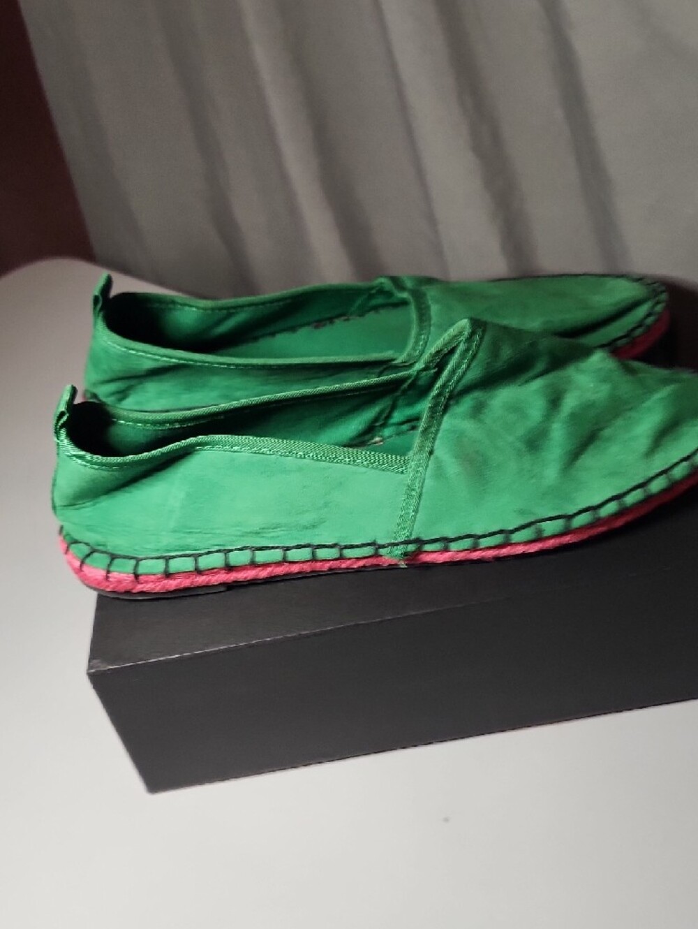 Zara Green Slip-On Flats with Pink Trim - Picture 4 of 7